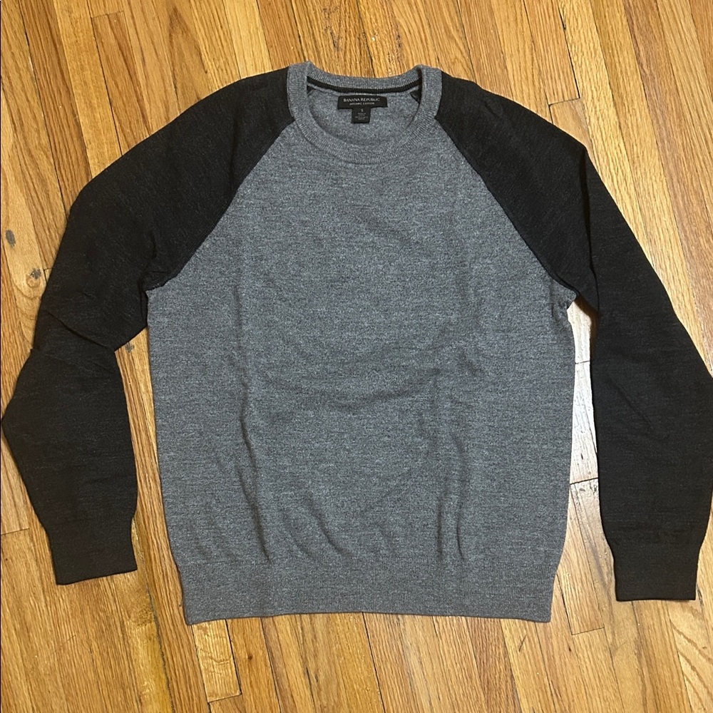 Banana Republic Gray and Black Crewneck Sweater